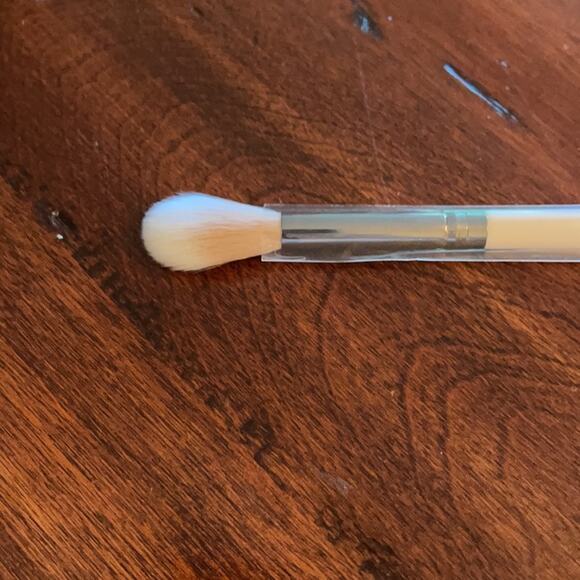 NWT ColourPop Face Smal Fluffy Brush in F33 - Picture 4 of 4